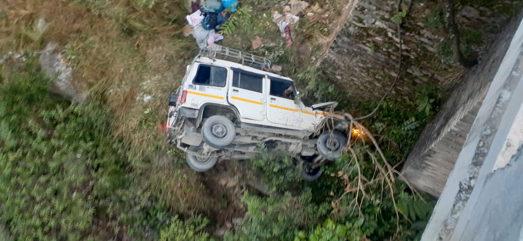 खाई में गिर गया हल्द्वानी से थल जा रहा वाहन, तीन की मौत, तीन गंभीर रूप से घायल