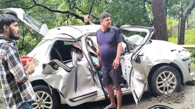 चलती कार पर गिरा बोल्डर, मुरादाबाद के पर्यटक की मौत, तीन घायल