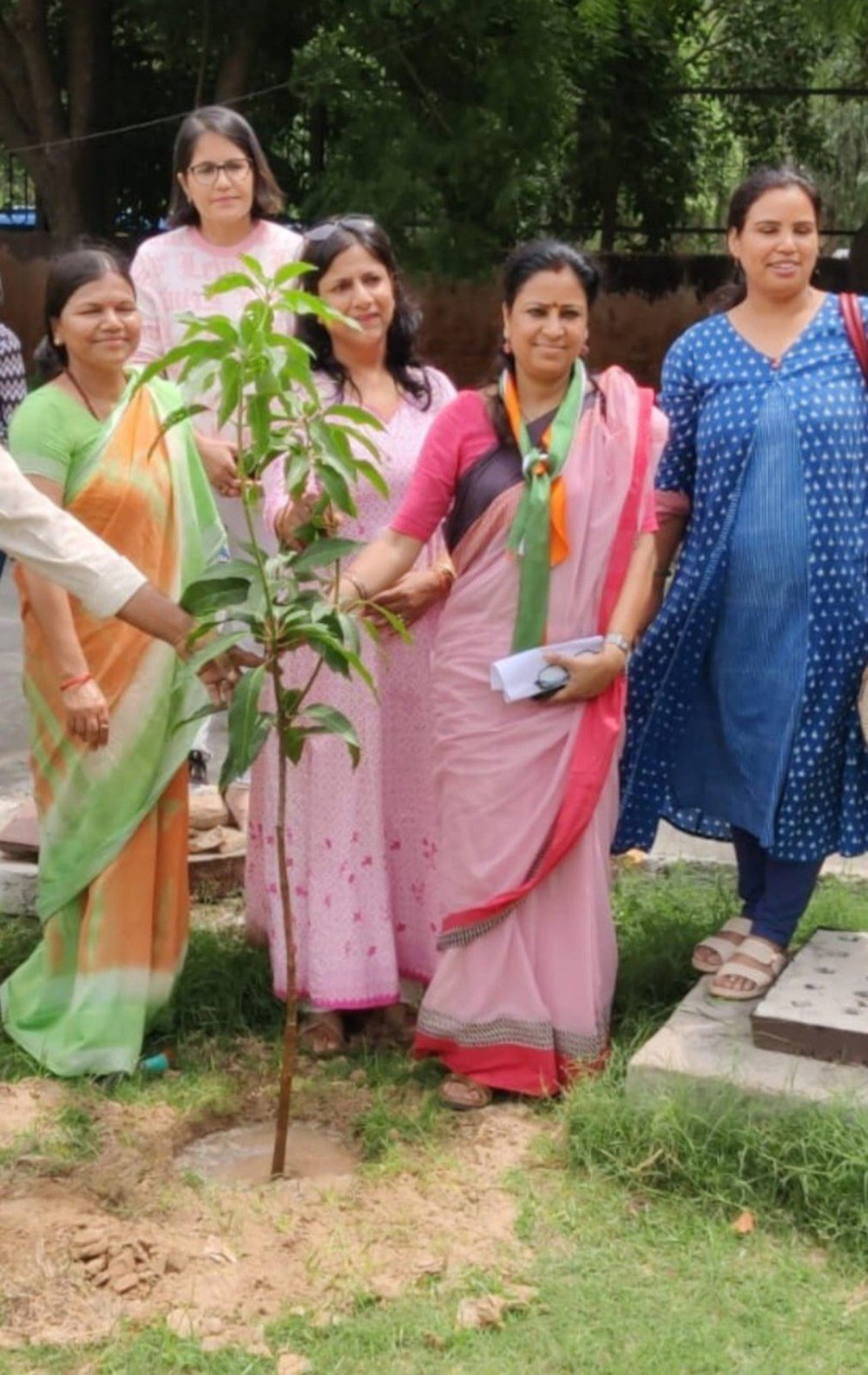 डीयू के भारती कॉलेज में छात्राओं ने पीएम के पंच प्रण की शपथ लेकर लगाए  पेड़