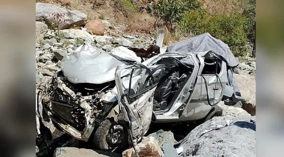 कार खाई में गिरी, दो बच्चों समेत छह लोगों की मौत