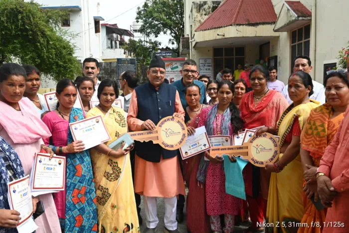 गृह प्रवेश कार्यक्रम में सौंपी गई प्रधानमंत्री आवास योजना के लाभार्थियों को घर की चाबी