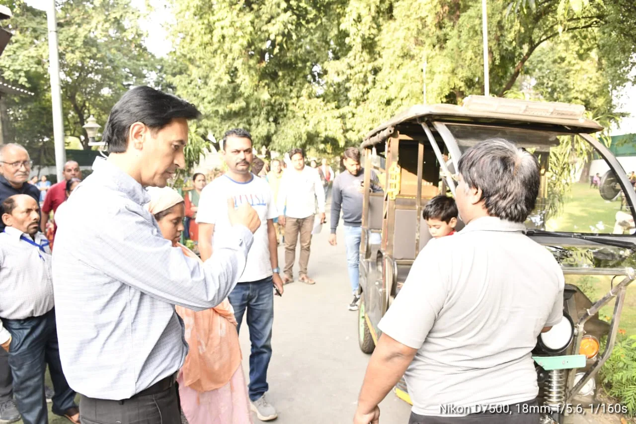 डीलर ने बेच दिया था दिव्यांग पिंटू का ई रिक्शा, आयुक्त ने वापस दिलाया